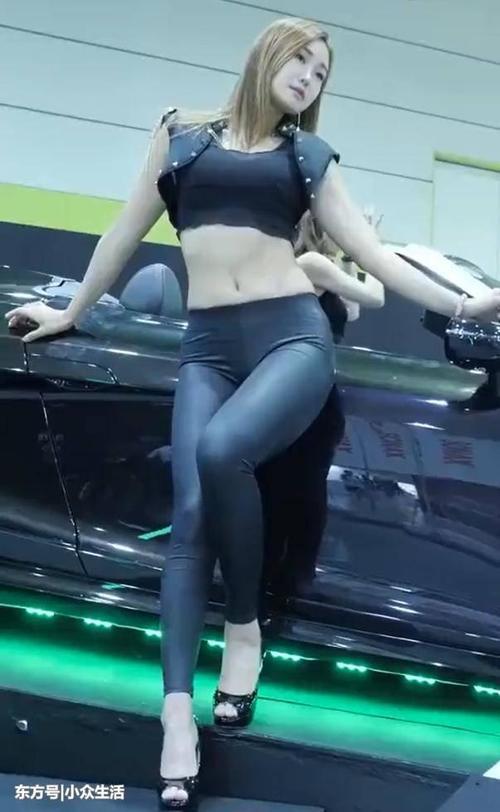 街拍：成熟珠圆玉润的车模，紧身裤也能穿出花枝招展
