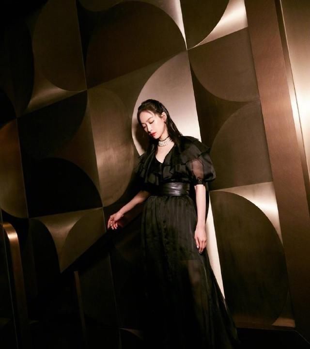 『一看』有4个特点的女人,一看就有“女王范”,御姐路线更适合你!