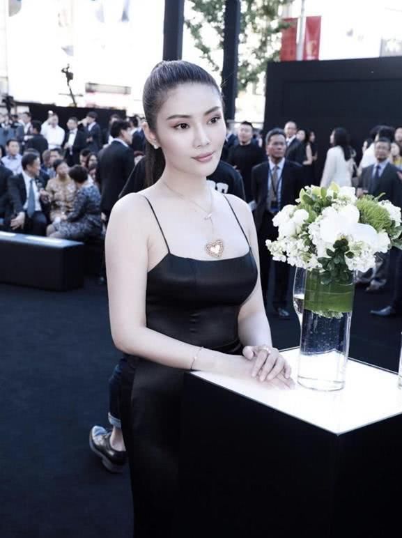 吊带@穿黑色吊带连衣裙凹造型，“腰臀比”惊艳，被徐冬冬的身材惊艳了