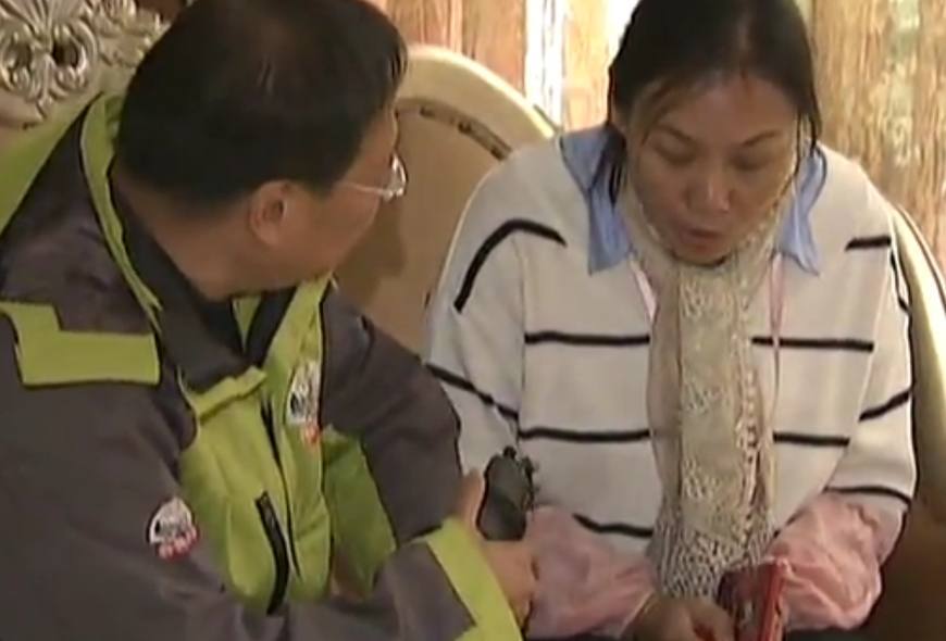 丈夫外出上班,妻子家中与年轻表弟幽会,丈夫