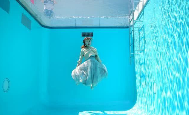 日本最神奇的“泳池”,游客不仅能在水底呼吸,还能直立自由行走