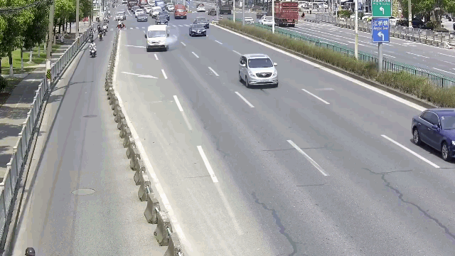 上演|上海街头面包车起火 众人上演“教科书式灭火”