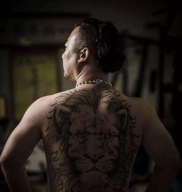  「武术」八极拳仇宝龙称单掌砍破矿泉水瓶是腥活，不能让爱传武者再受欺骗