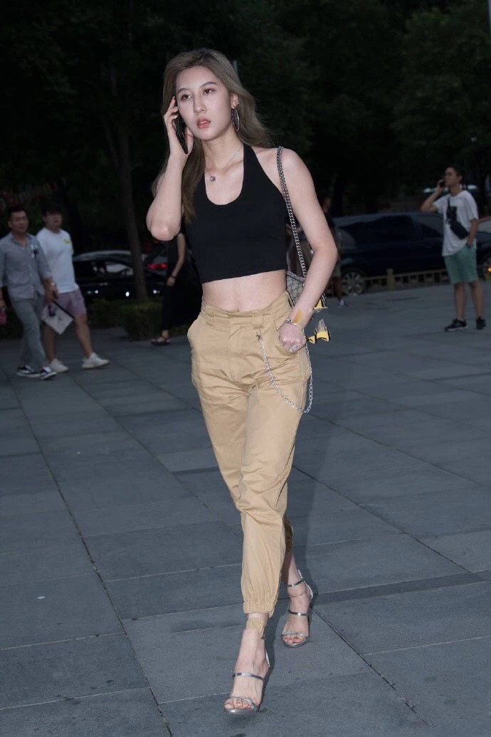 街拍：夜晚，小姐姐穿得这么清凉不怕危险吗？