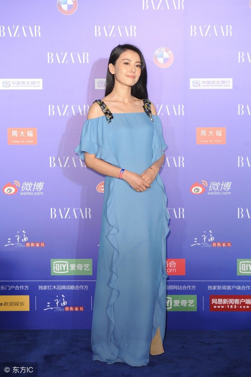 高圆圆，没有黑肩带，这条裙子就是美美的标准一字肩长裙!