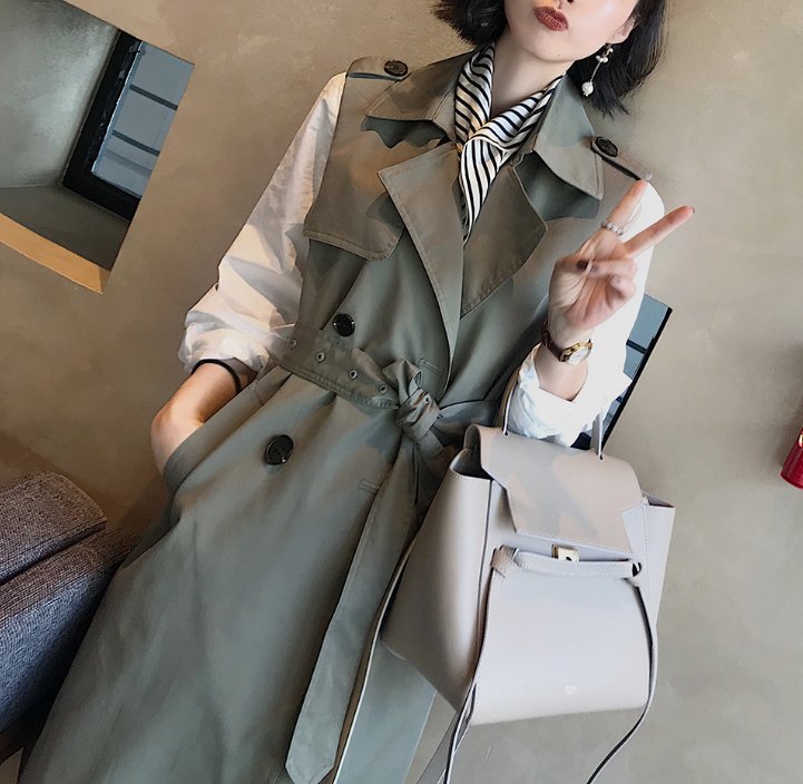 立秋后早晚凉!女人最好少穿裙子，试试风衣+衬衫，美的恰到好处