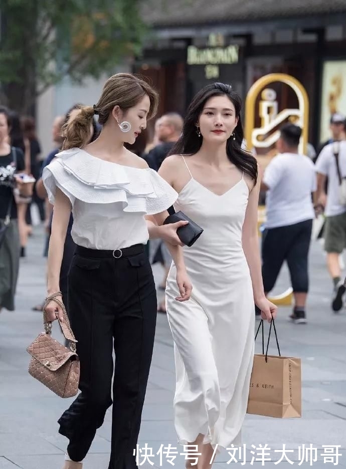 【漂亮】美女展现了凹凸有致的微胖身材,非常漂亮