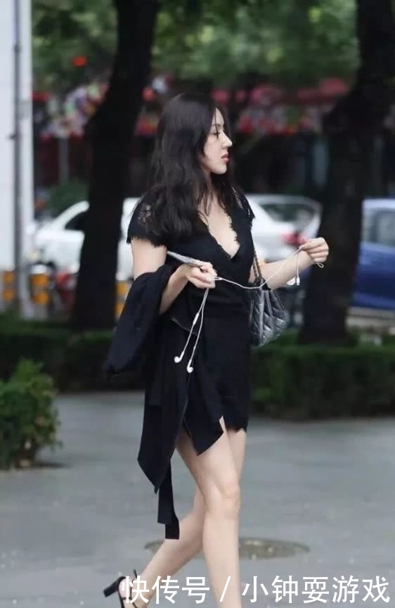 『短袖T恤』女性穿上高跟鞋, 打造出时尚魅力的自己
