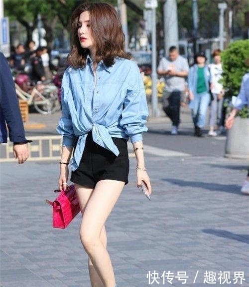 展现出|时尚美女街拍:青春洋溢的美女,展现出不俗的品位!