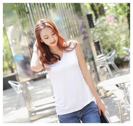 上海街拍:曲线迷人的紧身裤美女，凹凸有致的身材，十分抢眼!