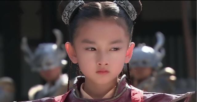 『醉酒』宋祖儿醉酒后丑态百出！两位助理搀扶，还用脚猛踢相识之人屁股