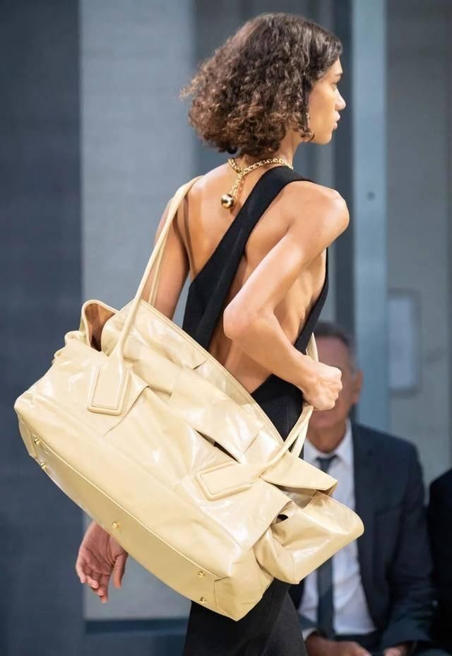 『方头』潮流范 | 不方不时髦!“铲刀”似的新款方头鞋谁穿谁高级