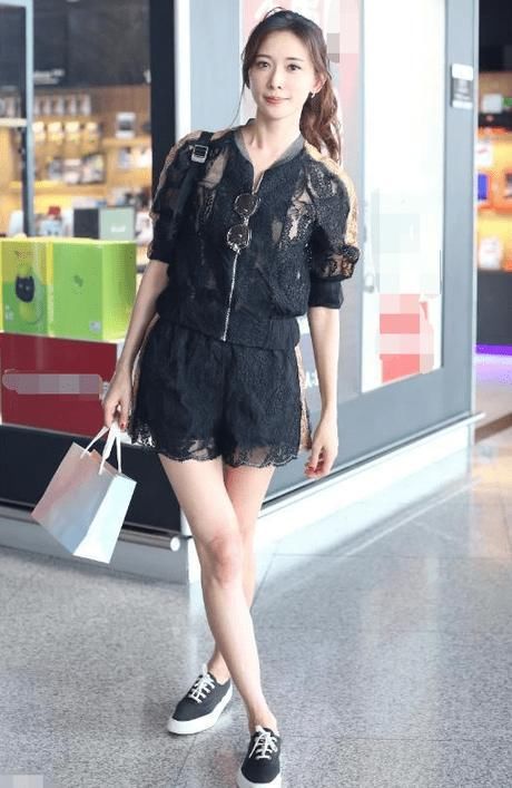 林志玲穿肉色拼接蕾丝裤惹尴尬，网友：看错的肯定不止我一个