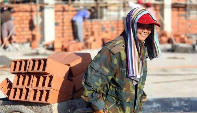 农民工一天工资最少三百，但为什么还招不到人？原因其实很简单！