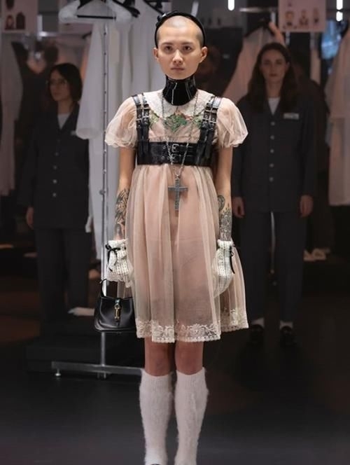 #设计#这季的GUCCI大秀“童装”大秀中,拥有“厌世脸”的她最惊艳