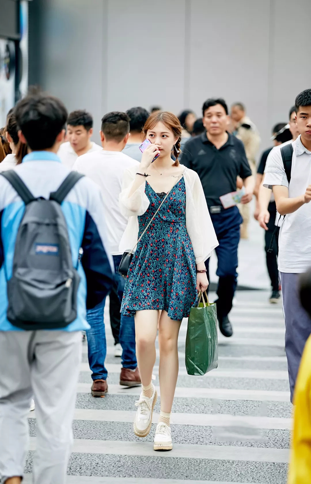 现在女孩最敢穿！个子矮的女生要么T恤当裙子，个高内衣当T恤穿