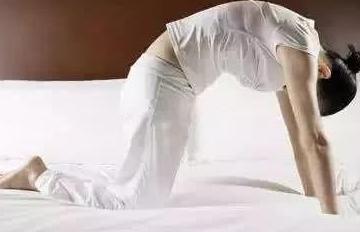 睡前趴10分钟，堪比跑步1小时，肚子平了、腰也细了