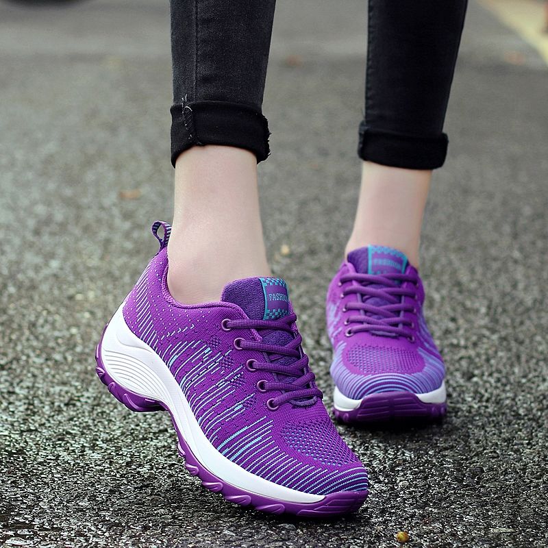 难怪老婆不穿高跟鞋，太虐脚!今秋流行摇摇鞋，穿上既优雅更迷人