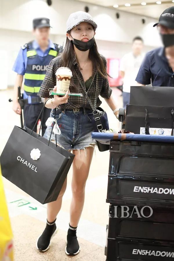 瘦回巅峰的赵薇年轻10岁!白百何这脸是怎么了?【海报街拍】