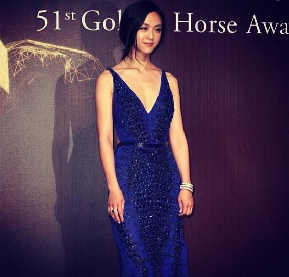 零绯闻女星汤唯，一件吊带连衣裙温婉又性感