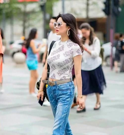 短袖@街拍：雪肤花貌的美女，一件白色短袖配蓝色牛仔裤，时尚女神气质