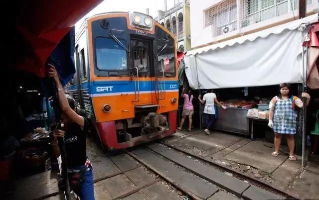 曼谷致命吸引力正是热带风光、佛教文化、民间风俗三者的叠加