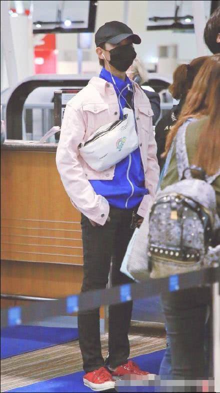 黄明昊、蔡徐坤同穿蓝色运动服,两人相差4岁,而气场却平分秋色