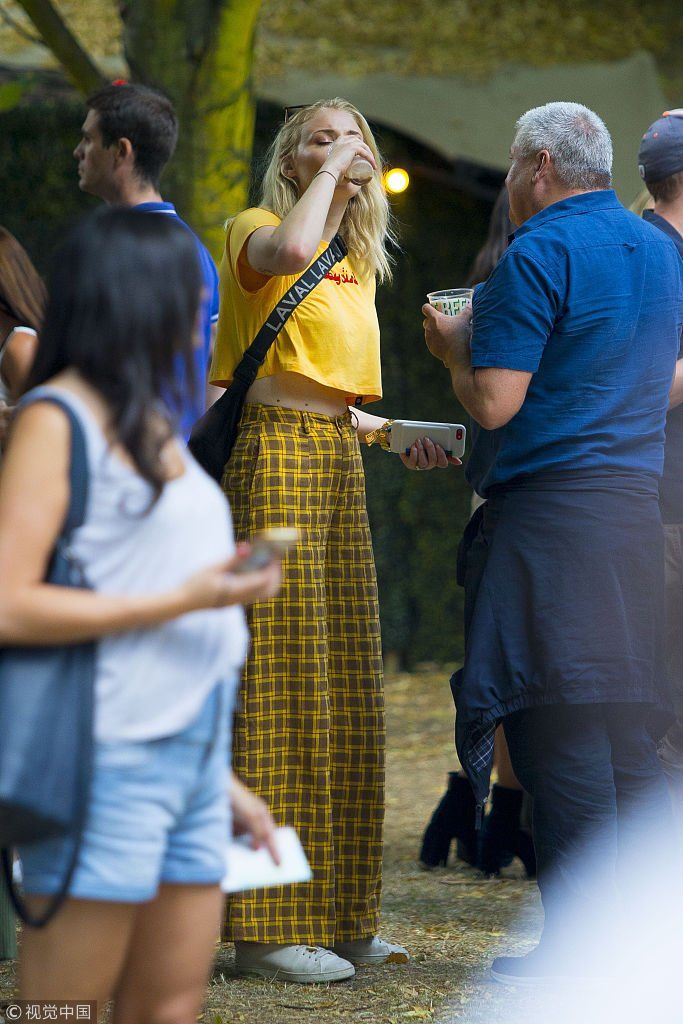 《权利的游戏》“三傻”索菲特纳又填新纹身  超短露胃装秀性感小