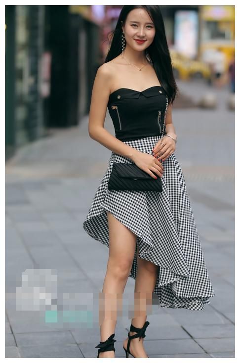 街拍：图四穿吊带小背心，衣服都撑“爆”了，这身材是真好！