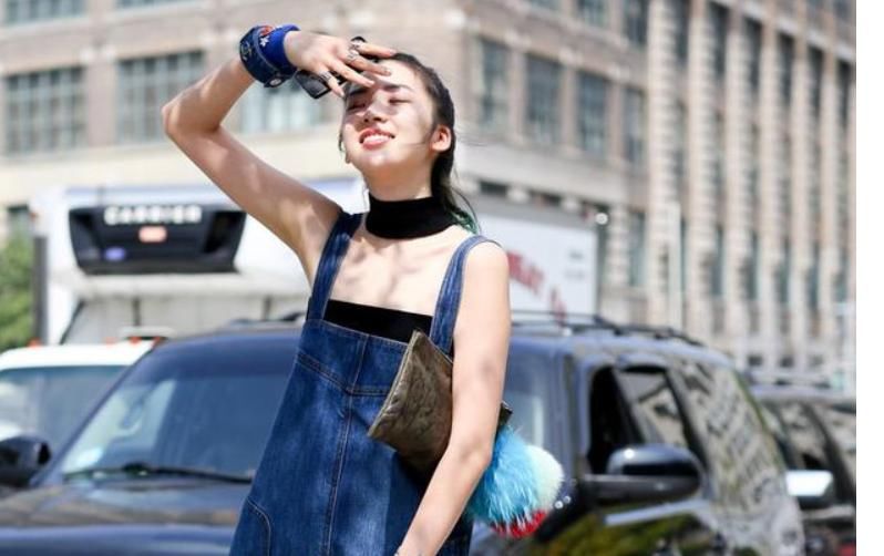  『人人』人人都穿过的strap dress，原来要这样搭配，减龄不像穿围裙