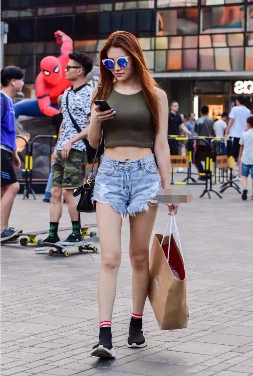 气质小姐姐抹胸搭配短裤气场十足，完美的勾勒出了女生的体态美