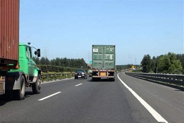 老司机为何宁愿堵车，左车道没车也不走？原因扎心了，被坑怕了！