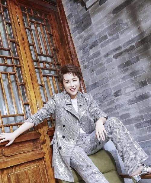 #女人味#马丽生娃后更有女人味,穿灯芯绒西装配短裤凹造型,秒变气质女神