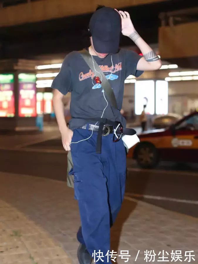 窦靖童现身，这是背了50斤行李？网友：让王菲帮你请个助理吧！