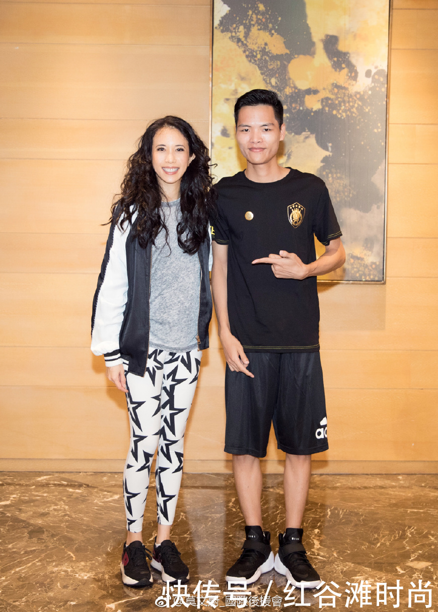 太辣眼睛了！莫文蔚花纹打底裤穿出大妈气质，网友：相信你48岁