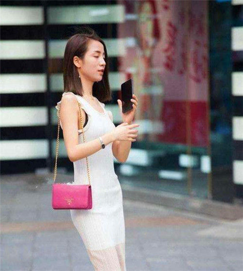  『尽显』街拍：端庄秀丽的小美女，黑色上衣配上白色短裙，尽显优雅魅力