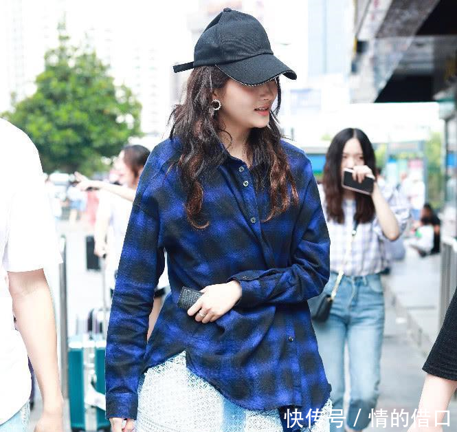 关晓彤不尴尬吗,穿着淑女连衣裙随便套着格子衫,这样显得好壮!