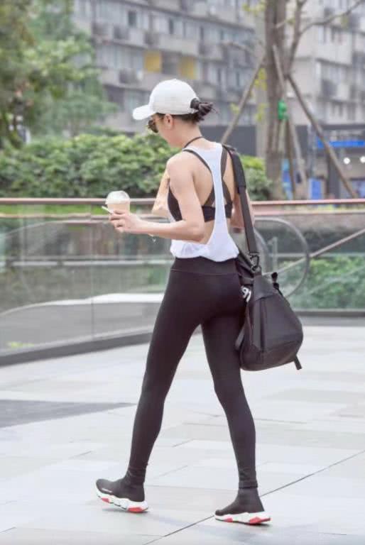 街拍：时尚小姐姐身材高挑，紧身裤大秀修长双腿街头撞衫犹如双胞