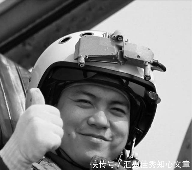 80后空军不幸坠机牺牲，三年内没有回过家，妻子现场几度晕倒