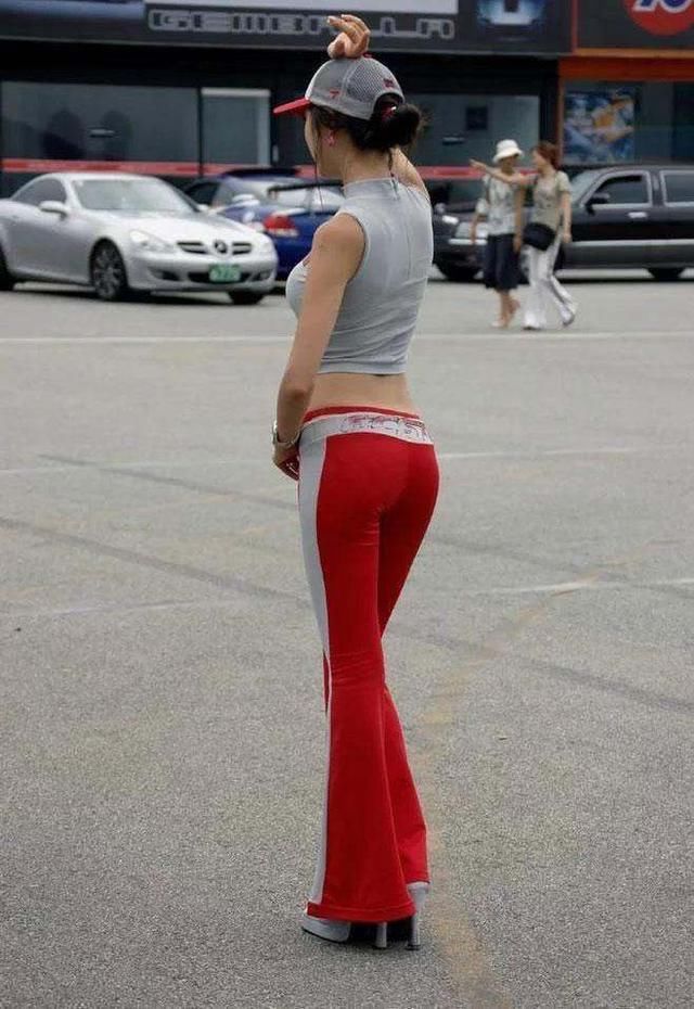 紧身裤时尚百搭又撩人,藏不住的美,娇媚又颇具女人味