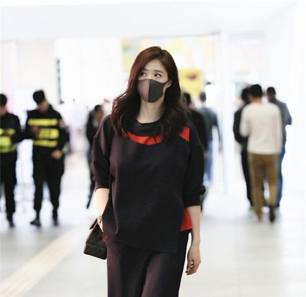 35岁的蒋欣剪了新款发型，这发型也太修饰人了，大饼脸变瓜子脸