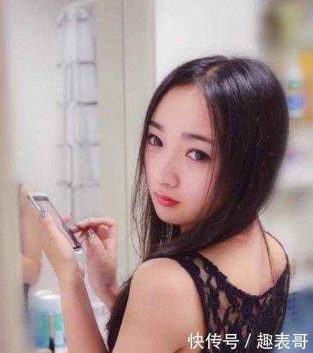 # 身穿#身穿黑色蕾丝，实在甜美，街拍：高颜值的小美女