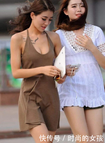 街拍：面容俊美身材优美的性感小姐姐，穿着成熟背影很迷人！