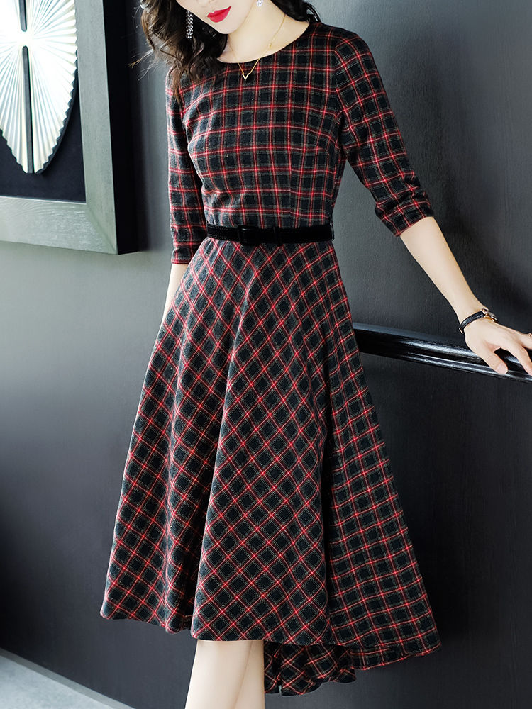 欧货裙昨天上新了，虽然小贵，却洋气时尚，让你气质优雅女神范