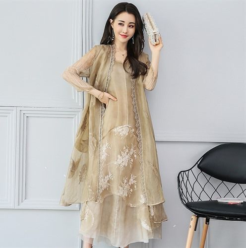 老婆可不是一般会打扮，这高级“欧货裙”穿上身，美得路人都羡慕