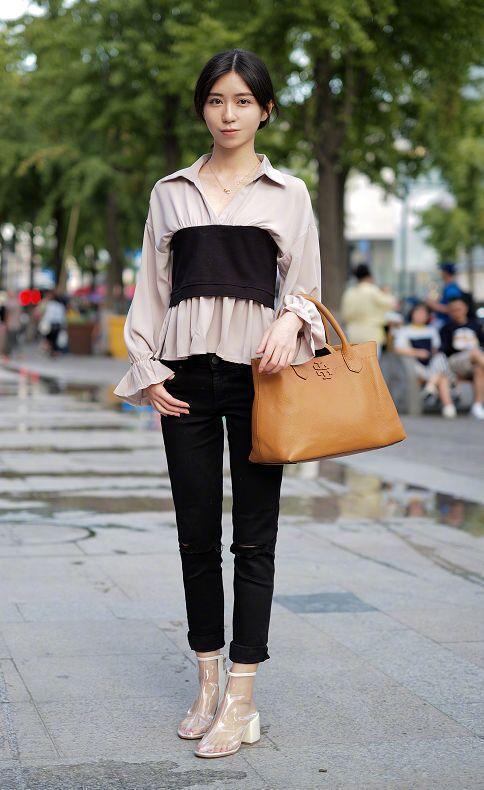 街拍:图五大长腿闺蜜出镜,穿T恤玩下装消失,屏幕快装不下了!