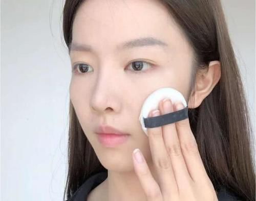 定妆喷雾@为什么刚化完妆的时候挺好，过了一两个小时之后就和没化妆一样？