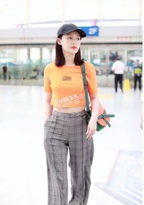 李沁本想穿露脐装炫腹，不了肚子上却多了这样的东西，网友:你可