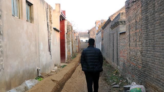  「野鸡」90年后，年轻人在城市创业困难，回到农村养鸡，只卖给