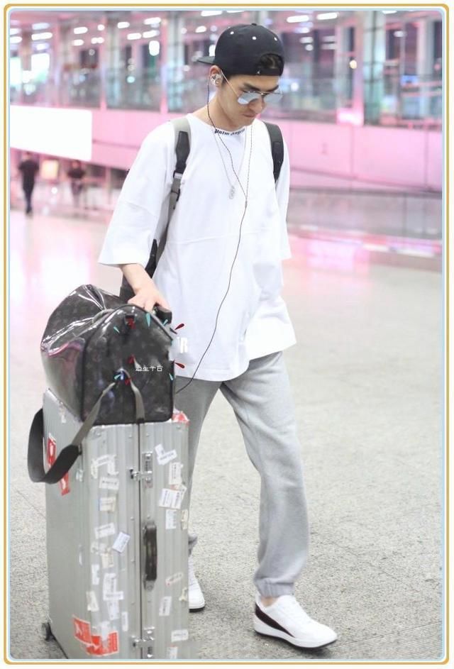 陈学冬张翰同穿运动裤走机场，网友：终于知道邋遢与精致的差距了